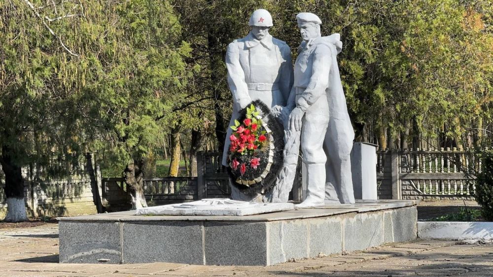 В Приазовском районе идет активная работа по восстановлению мемориалов