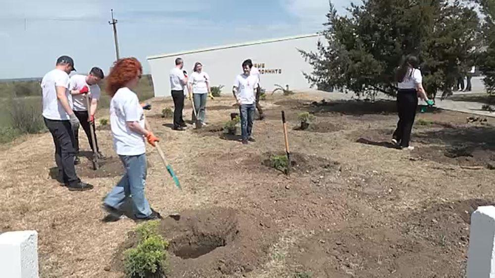 К 80-летию Победы в Великой Отечественной войне сотрудники Адвокатской палаты региона высадили саженцы можжевельника у мемориального комплекса. 