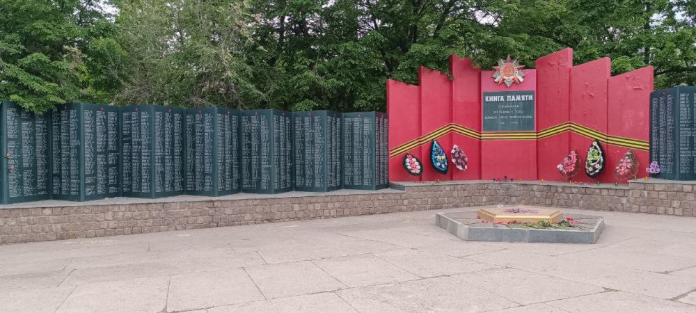 Накануне священного Дня Победы сотрудники Следственного комитета Российской Федерации по Запорожской области с глубоким почтением возложили цветы к мемориальному комплексу «Книга памяти» в городе Токмаке
