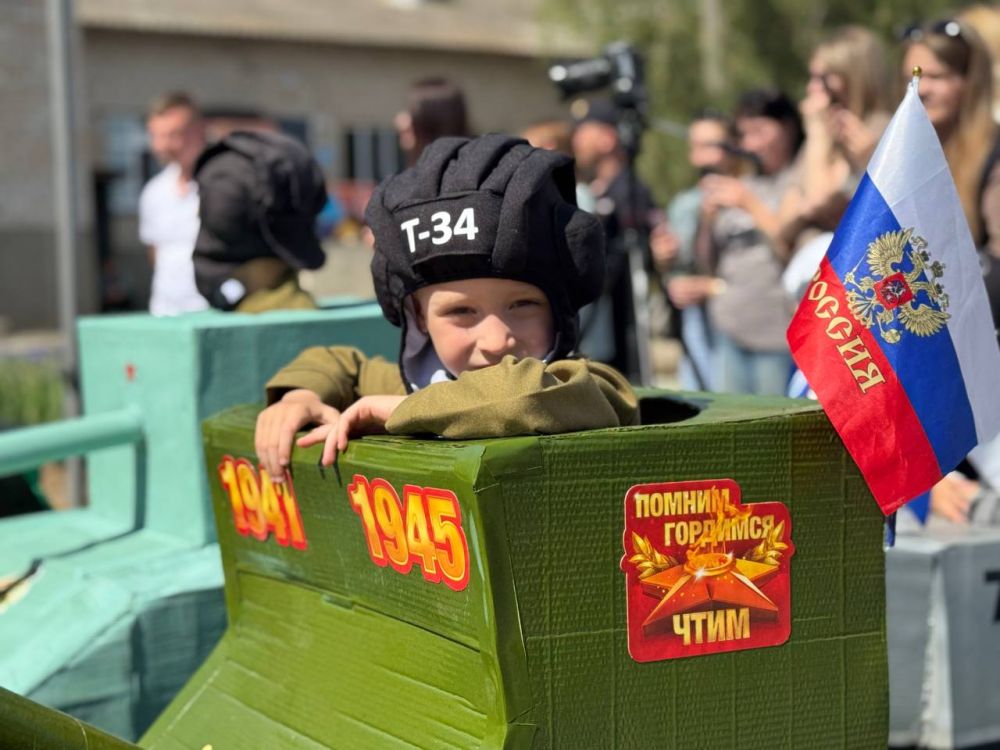 Ангелина Ярчук: Сегодня в Акимовском детском саду «Тополёк» прошёл настоящий Парад Победы — с маршем, техникой и настоящим духом великой истории! Маленькие, но такие серьёзные «пехотинцы», «десантники», «танкисты» шли с...