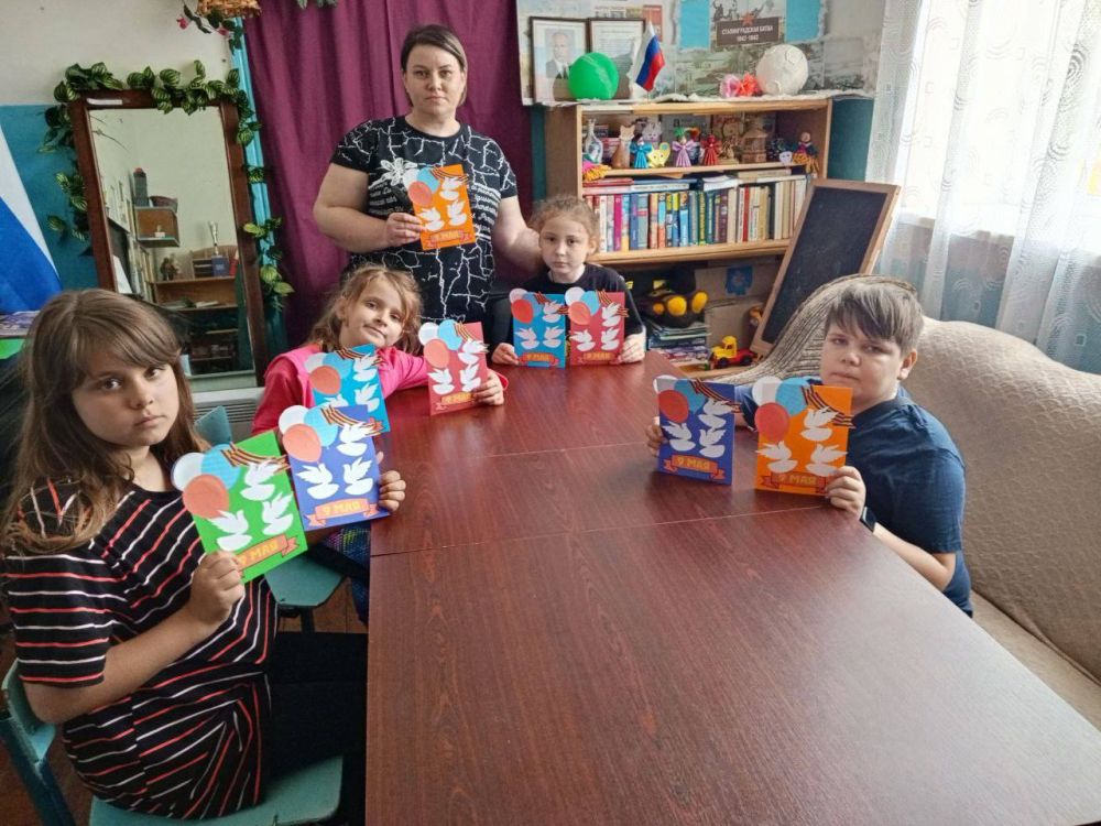 Открытки ко Дню Победы. В Клубе досуга села Возрождение прошла трогательная акция: ребята подготовили поздравительные открытки для детей войны, приуроченные к 80-й годовщине Победы