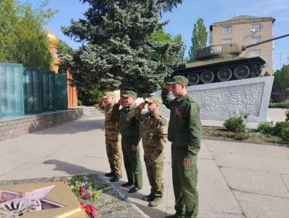 Накануне священного Дня Победы сотрудники Следственного комитета Российской Федерации по Запорожской области с глубоким почтением возложили цветы к мемориальному комплексу «Книга памяти» в городе Токмаке