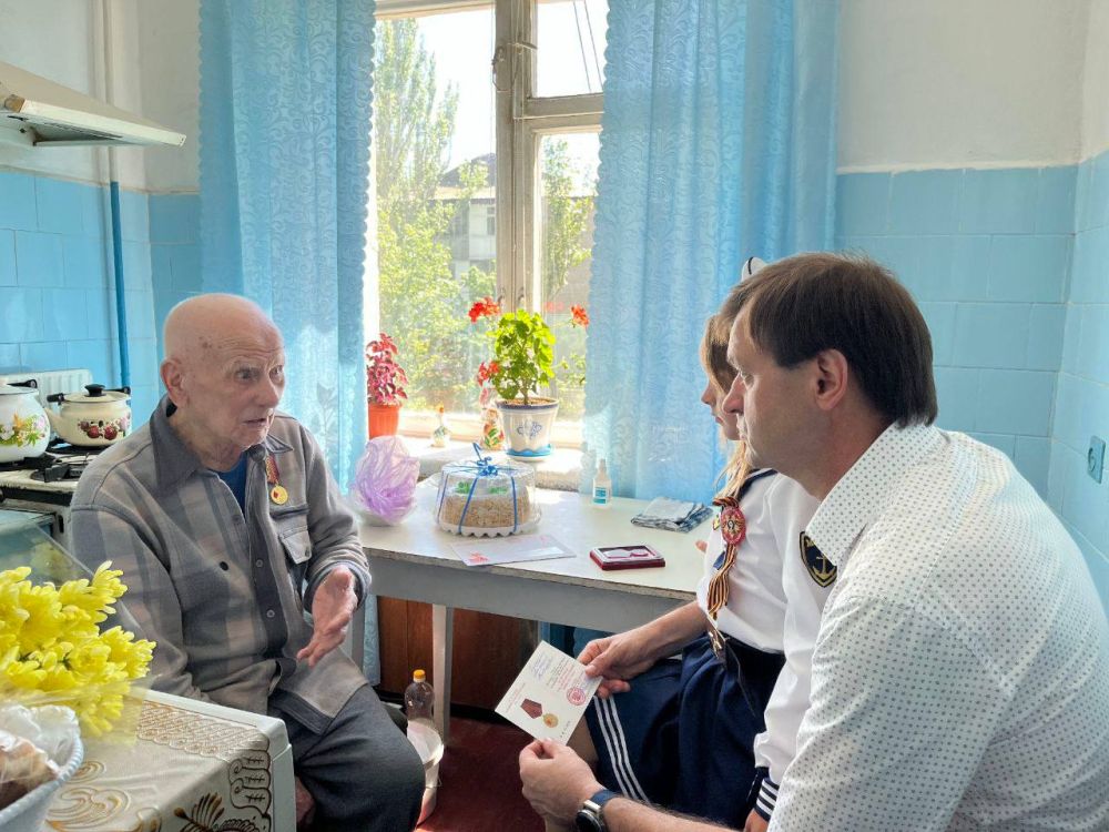 Депутат Мелитопольского горсовета вручил ветеранам Великой Отечественной войны юбилейные медали