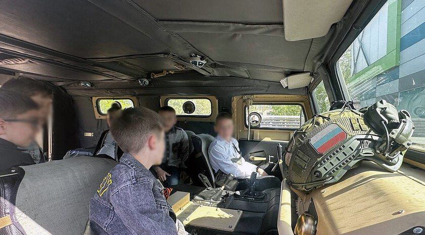 Для школьников Мелитополя ко Дню Победы организовали концерт и выставку спецтехники