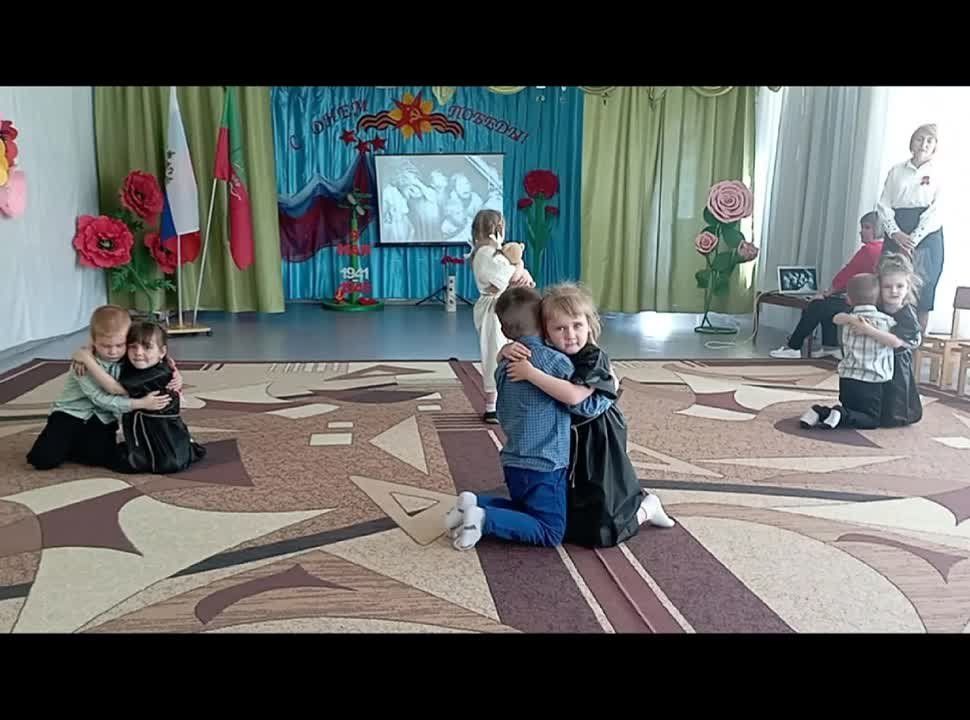 В детском саду «Радуга» г.Токмак прошёл праздничный концерт, посвящённый 80-летней годовщине Победы в Великой Отечественной войне - видео