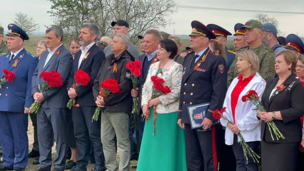 Сегодня в селе Мордвиновка Запорожской области на территории мемориала на месте прорыва линии «Вотан» накануне Дня Победы перезахоронили останки воинов, погибших в годы Великой Отечественной войны