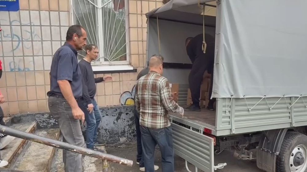 Анна Хорошун: В преддверии Великого праздника - Дня Победы, в Ассоциацию инвалидов города Бердянска прибыла очередная гуманитарная помощь от Дмитрия Олеговича Рогозина, которую мы встретили совместно с Еленой Михайловной...