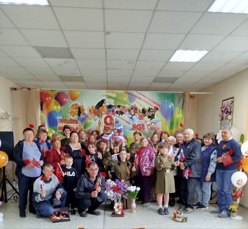 Эстафету праздничных концертов принимает сельский клуб с.Соленое! Зрители в восторге от душевных военных песен! Зал аплодирует стоя! С праздником Великой Победы!!!!