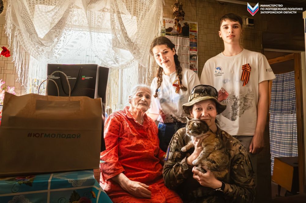 Волонтёры и участник СВО навестили ветеранов в честь 80-летия Победы
