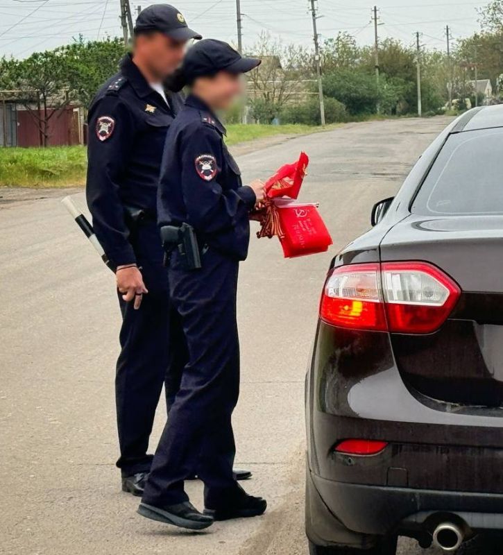 В преддверии Дня Победы, сотрудники Госавтоинспекции ОМВД России «Токмакский» провели ежегодную акцию «Георгиевская ленточка», посвященную 80-й годовщине Победы в Великой Отечественной войне