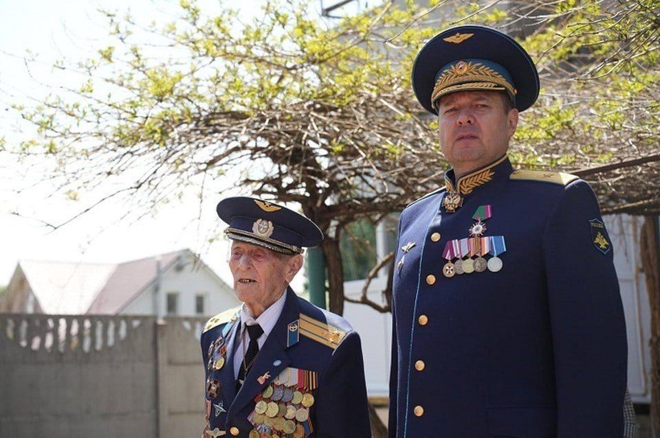 В Запорожской области поздравили ветерана-летчика Владимира Капитонова