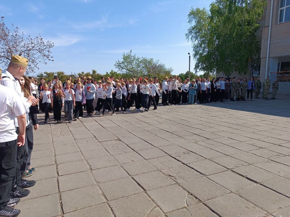 06.05.25 в ГБУ ОО ЗО "Константиновская СОШ 1 им. Героя Советского Союза П. Т. Одинца" прошёл «Смотр строя и песни», посвященный 80-летию Победы в Великой Отечественной войне