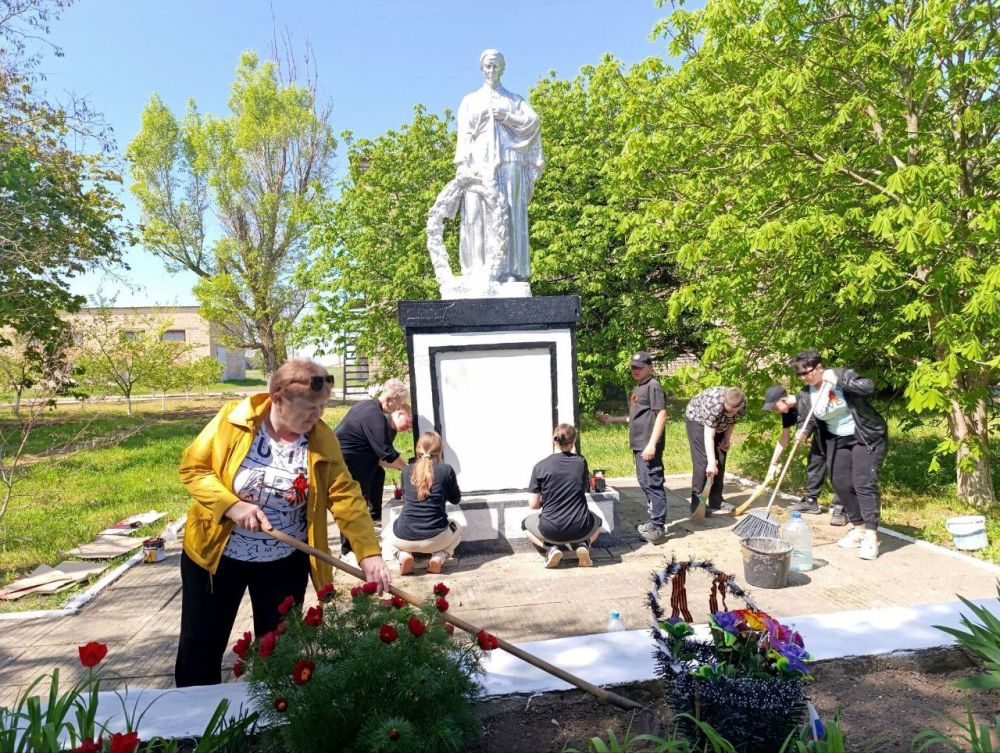 ГБУ ОО ЗО «Новоданиловская СОШ 32 имени Н.Г. Лисконоженко» продолжают участвовать в акции «Чистый памятник»