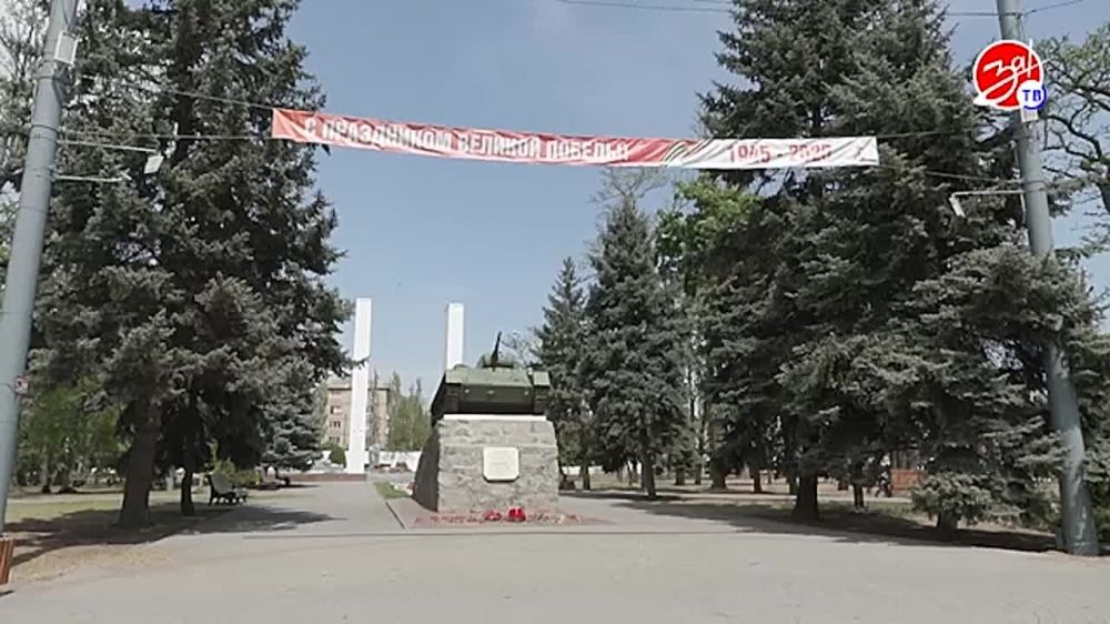 В рамках подготовки к 80-летию Великой Победы на территории Братского кладбища установлен специальный транспарант, посвященный Великой Отечественной Войне