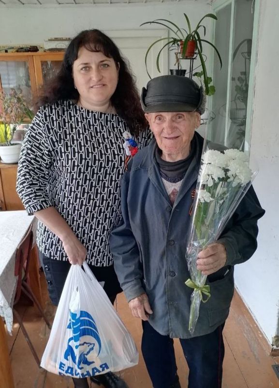 В преддверии 80-летия Победы, партиец, начальник Балковского территориального отдела Нина Алексеевна Шаповалова, посетила и поздравила участников Великой Отечественной Войны в селе Балки