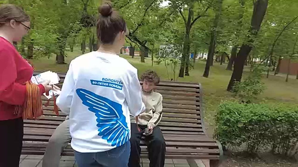 В преддверии Дня Великой Победы «Волонтёры Победы» и сотрудники Мелитопольской автостанции 1 раздали жителям города георгиевские ленты