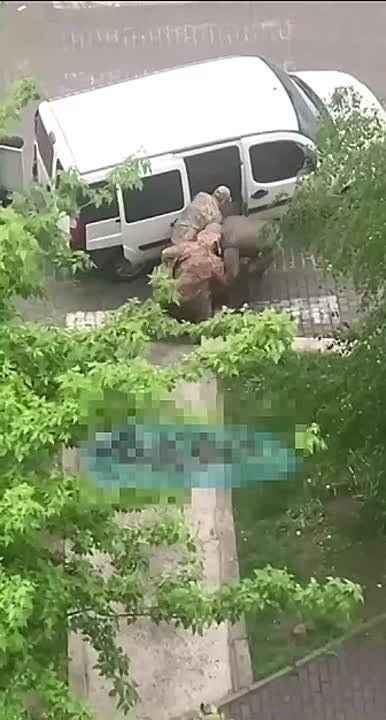 Во Львове застрявшему ногой в заборе мужчине помогли выбраться сотрудники ТЦК