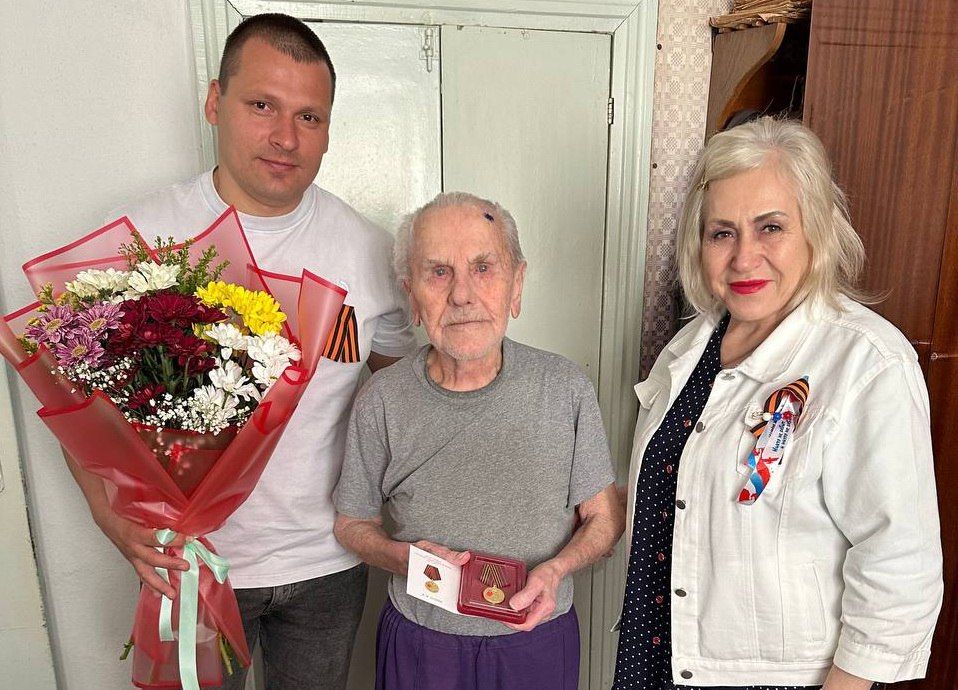 Ветераны войны и труда принимают поздравления с юбилеем Великой Победы