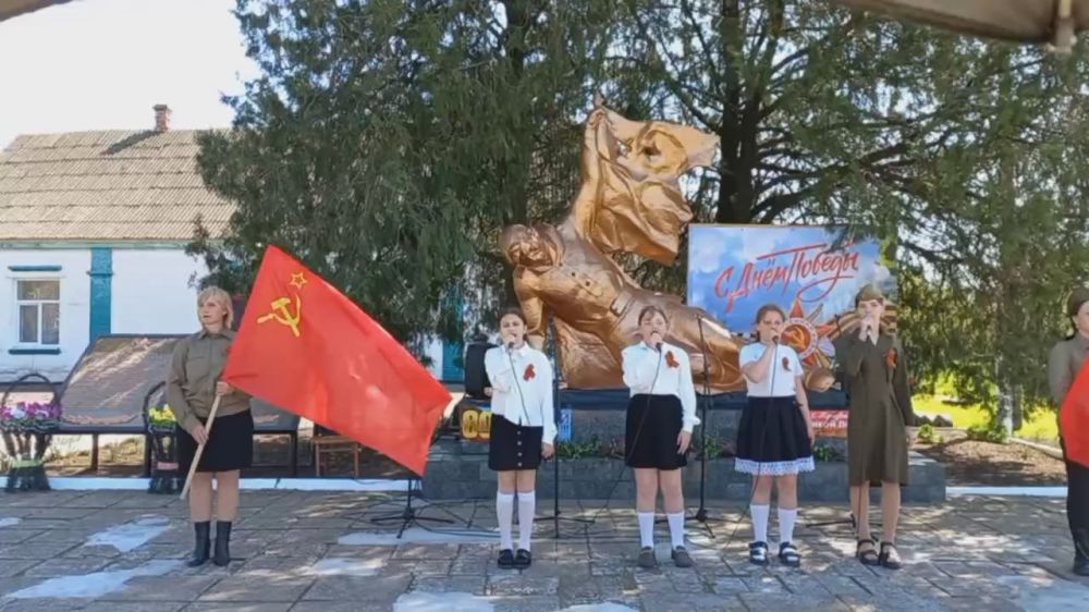 Песня - "Слава героям". Поёт - вокальная группа "Карамельки"