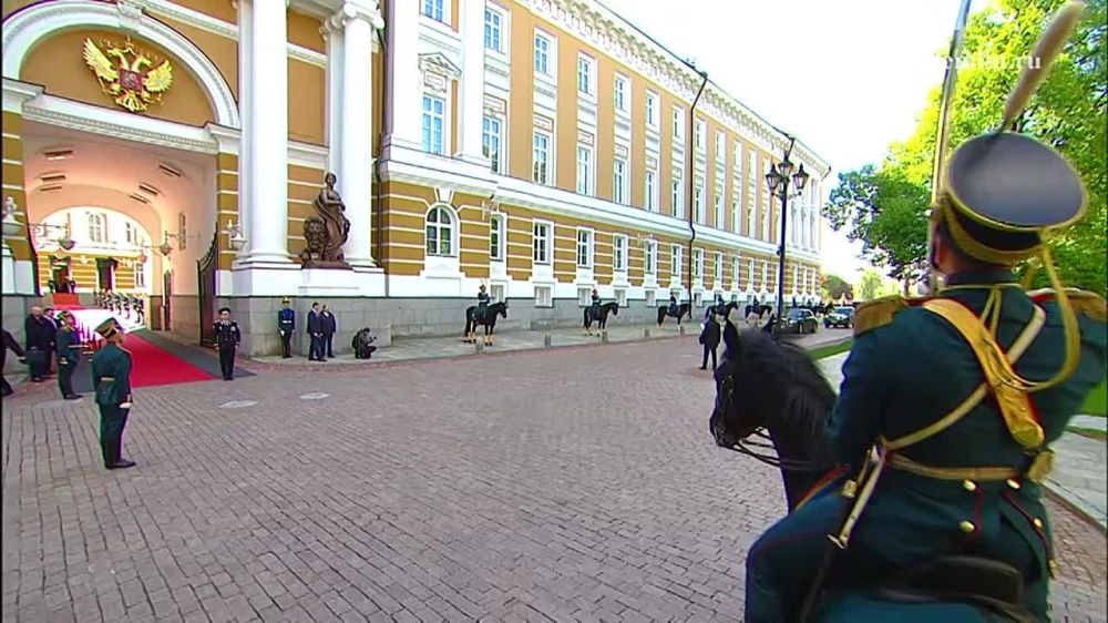 Главы иностранных делегаций и почётных гостей прибывают в Московский Кремль на парад Победы