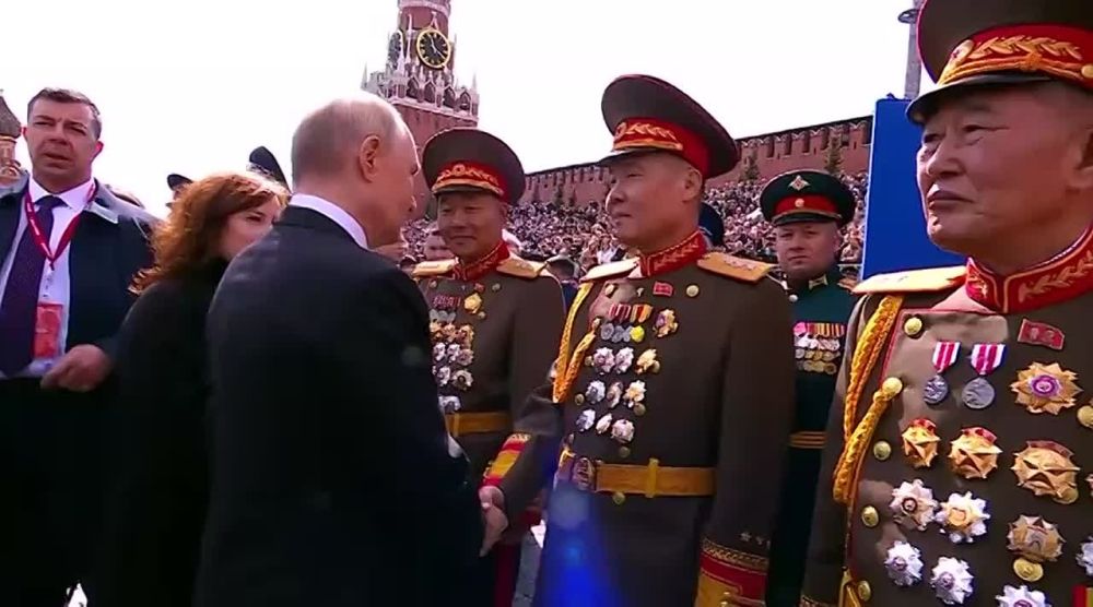 Владимир Путин благодарит командиров парадных расчетов, участвовавших в Параде Победы