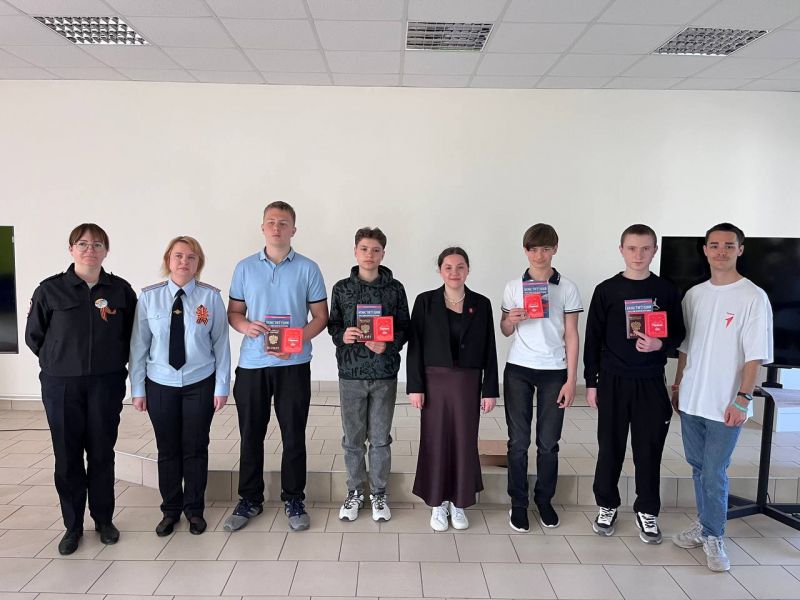 В Бердянске сотрудниками полиции в торжественной обстановке были вручены паспорта юным гражданам России