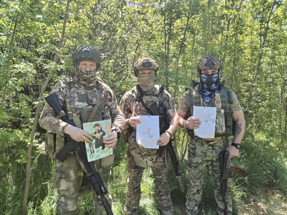 Бойцы в зоне СВО читают детские письма