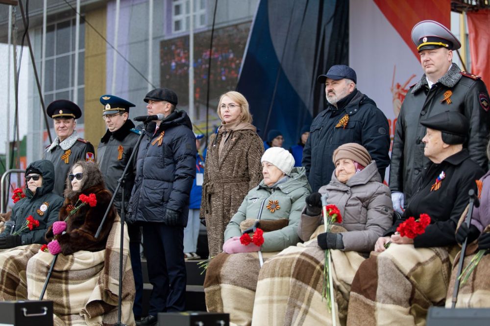 Ирина Гехт: Дорогие друзья!. Для меня большая честь поздравить каждого из вас сегодня с великим праздником - Днем Победы! Низкий поклон тем, кто не жалел себя на фронте и в тылу