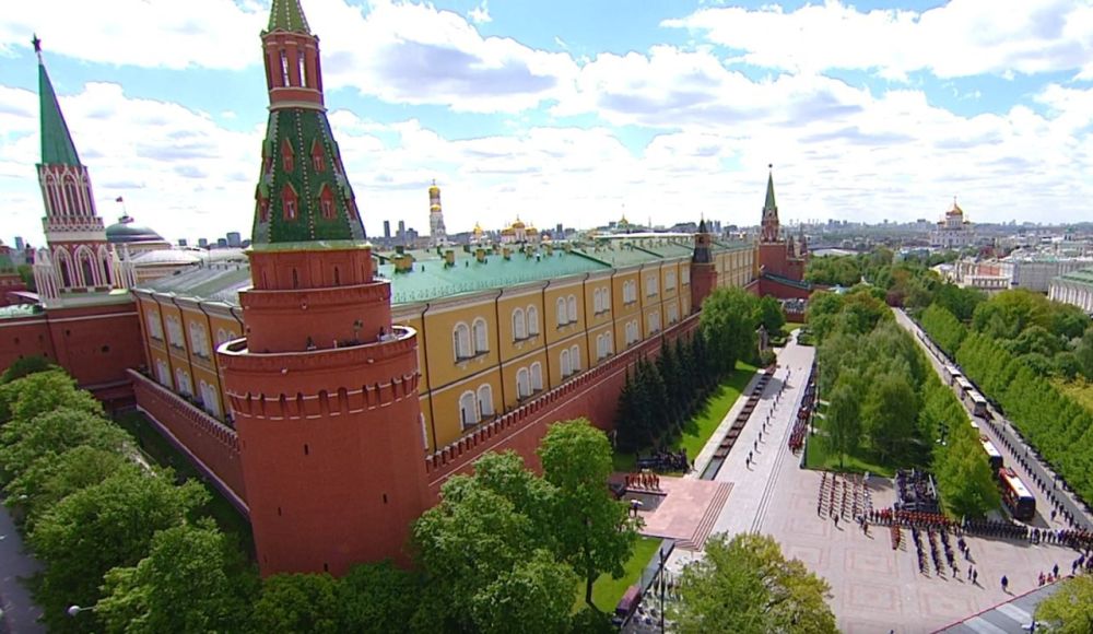 Президент РФ Владимир Путин и иностранные лидеры возложили цветы к Могиле Неизвестного Солдата в Александровском саду, почтили память погибших минутой молчания