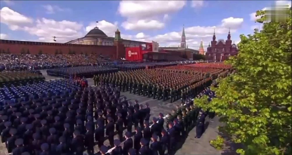 Рядом с Владимиром Путиным на Параде Победы 99-летний ветеран Великой Отечественной войны Евгений Знаменский