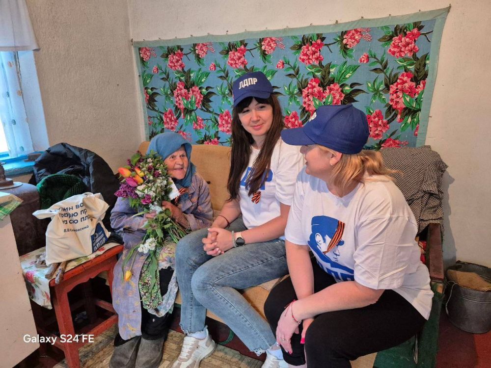 Пологовские активисты ЛДПР поздравили ветерана с 80-летием Великой Победы!
