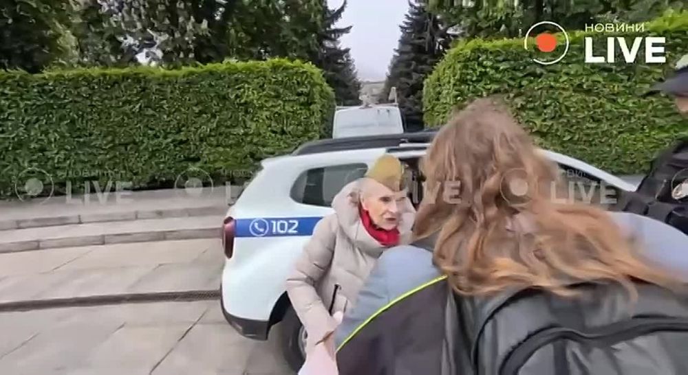 В Киеве около Вечного огня задержали бабушку, которая пришла возложить цветы
