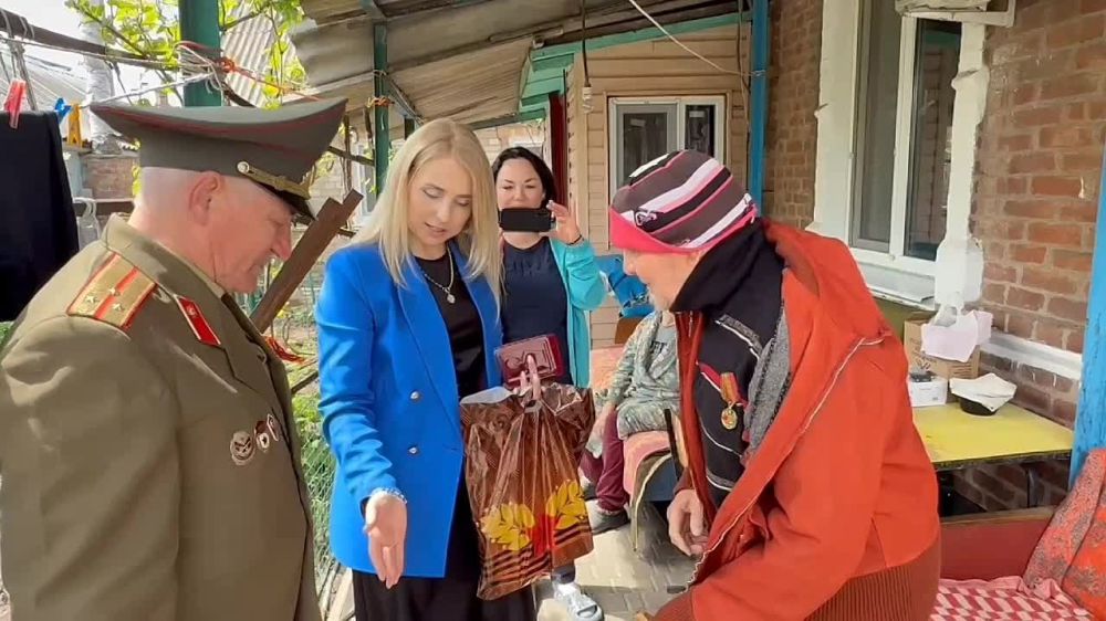 Анна Хорошун: В честь 80-летия Великой Победы, вручила по поручению губернатора региона Евгения Балицкого, медаль труженику тыла Заславец Владимиру Демьяновичу