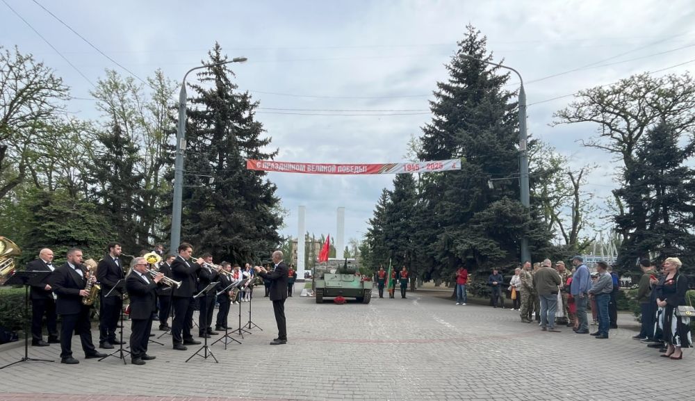 В День Победы в Мелитополе почтили память павших в ВОВ на братском кладбище