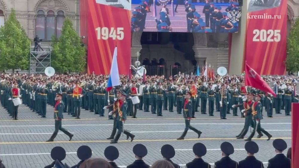 29 глав делегаций иностранных государств присутствуют вместе с Владимиром Путиным на военном параде на Красной площади