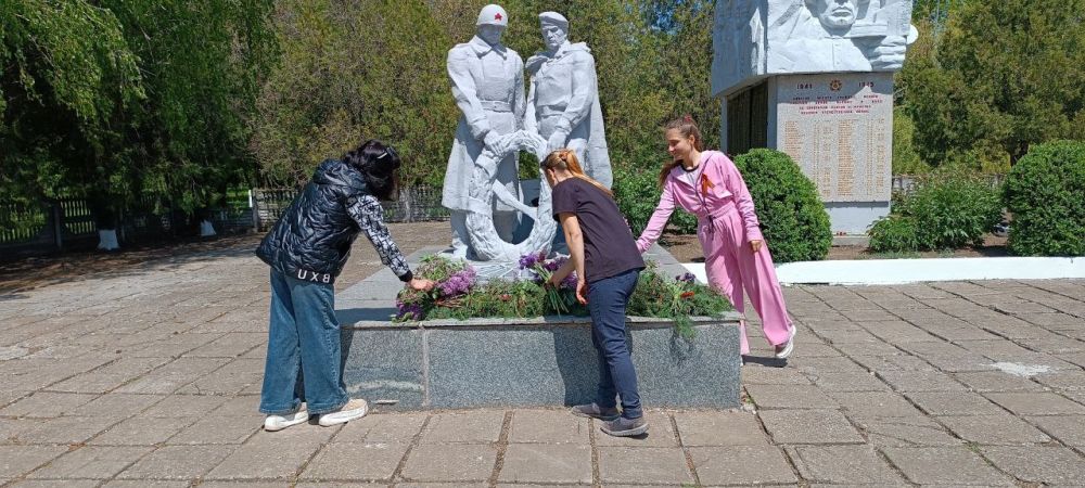 С каждым годом время отдаляет нас от тех страшных событий, но память о подвиге советских солдат живёт в наших сердцах