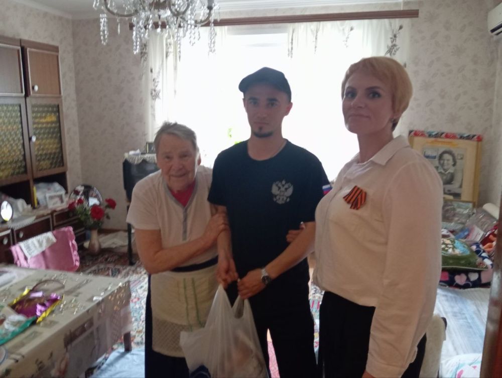 Приняла участие во вручении гуманитарных наборов детям войны и труженикам тыла — людям, чей вклад в нашу общую историю невозможно переоценить