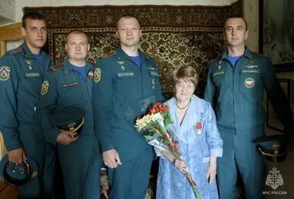В Запорожской области спасатели поздравили тружеников тыла с Днем Победы