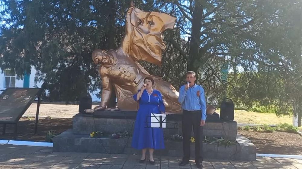 Песня "Встанем". Поют - Ирина Кисса и Станислав Болотин
