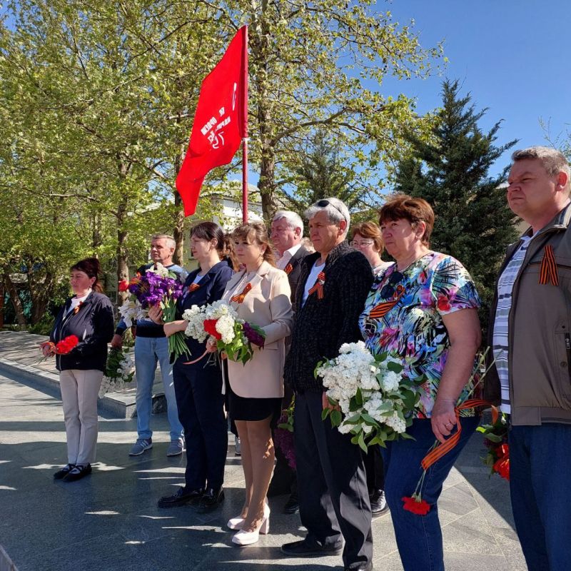 Возложение цветов и венков к мемориалу Славы