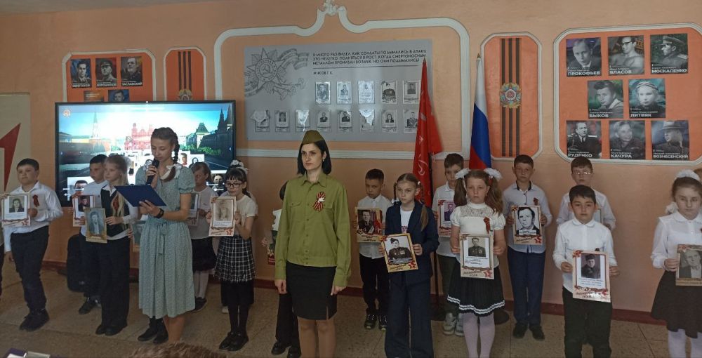07.05.2025 года в  ГБУ ОО ЗО "СОШ 3" г. Бердянск в 12.00  прошла  Всероссийская акция "Бессмертный полк", в которой приняли участие 80 человек