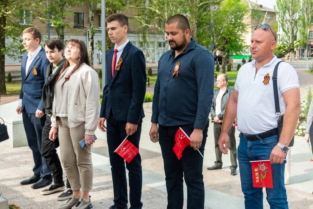 Сегодня, в день 80-летия Великой Победы, состоялась торжественная церемония возложения цветов к памятным местам Мелитополя