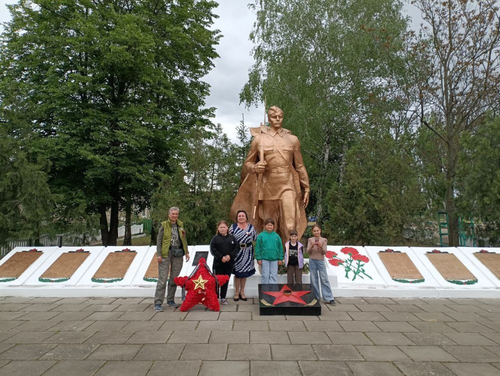 Жители всего Мелитопольского района с уважением и гордостью почтили память павших воинов, возложив цветы к памятникам Великой Отечественной войны