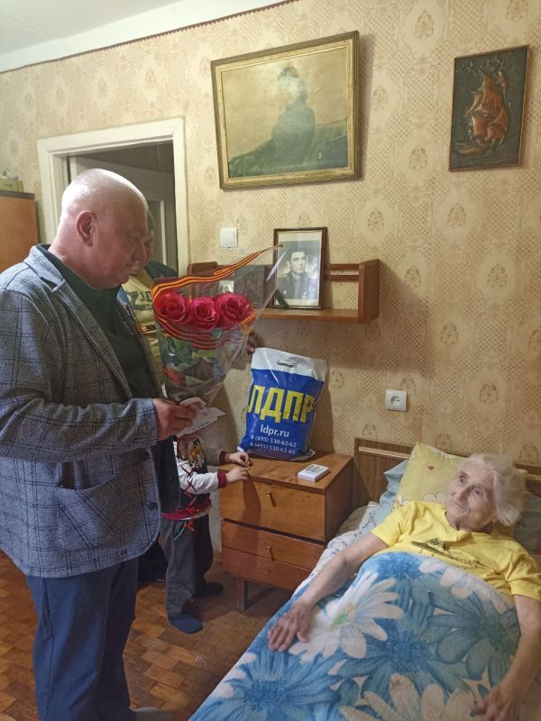 9 Мая депутат Приморского окружного совета от партии ЛДПР Виталий Гоман вместе с активом партии поздравляли с Днём Победы жительниц Приморска, участников войны Анну Фёдоровну Куча и Елену Петровну Кислову