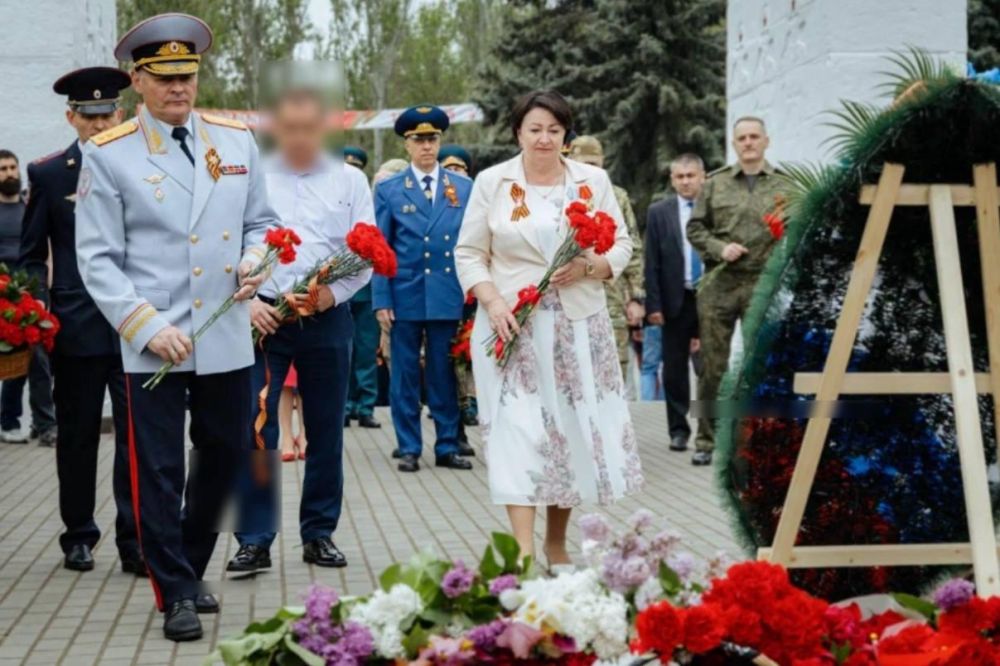 Галина Данильченко: Великий День Победы я встречаю вместе со своими земляками- мелитопольцами, традиционно возложили цветы к мемориалу «Братское кладбище», где покоится более двух тысяч советских воинов, погибших во время...