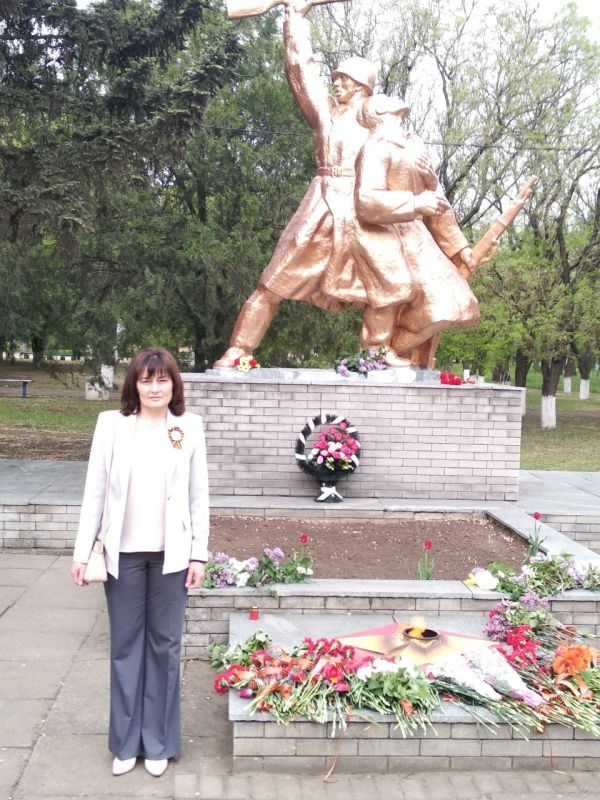 Чтим память героев. Сегодня, 9 мая 2025 года, в день 80-й годовщины Победы, сотрудники органов ЗАГС Запорожской области возложили цветы к Вечному огню и почтили память погибших