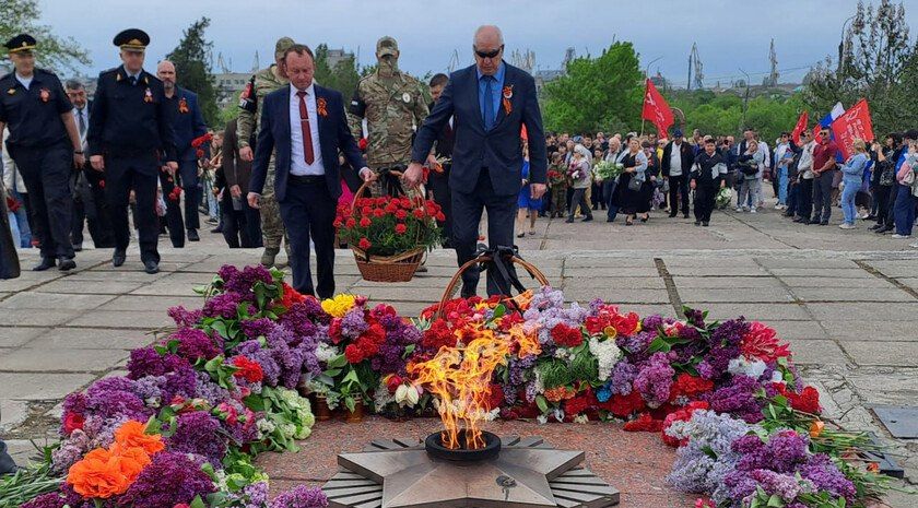 В Бердянске почтили память героев в день 80-летия Победы