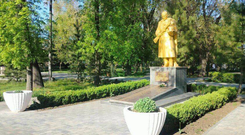 Гвардейцы благоустроили мемориалы Великой Отечественной войны в Токмакском районе