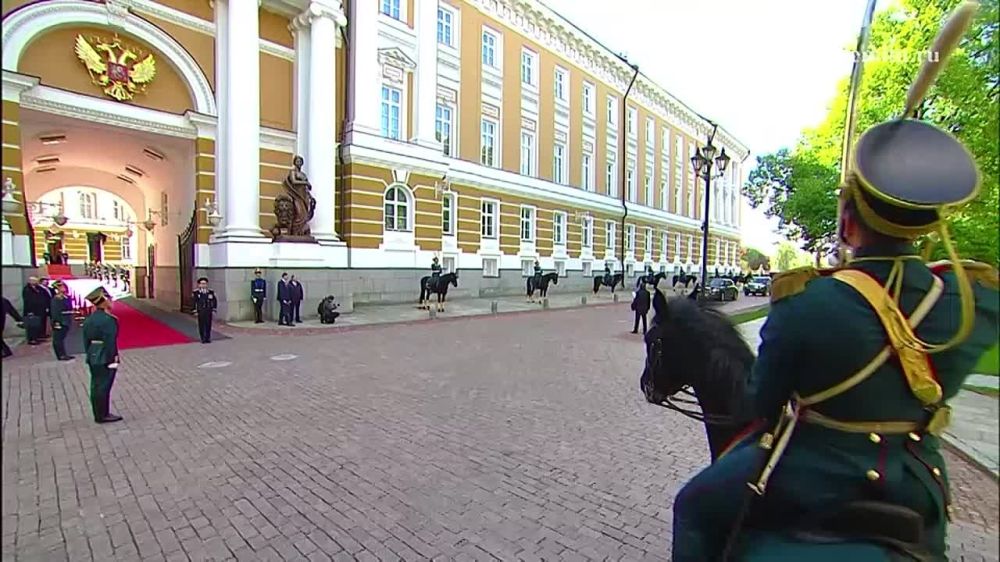 Главы иностранных делегаций и почетные гости прибывают в Московский Кремль на парад Победы