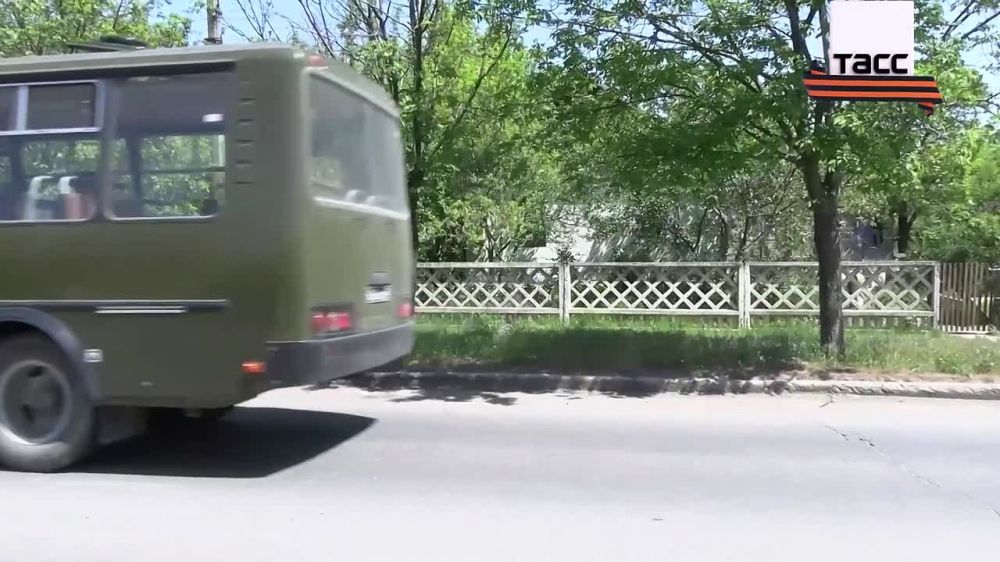 Военнослужащие группировки войск "Восток" провели автопробег и поздравили мирных жителей ДНР и Запорожской области с Днем Победы